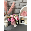 Welurowy flowerbox brudny róż z bukietem gożdzików